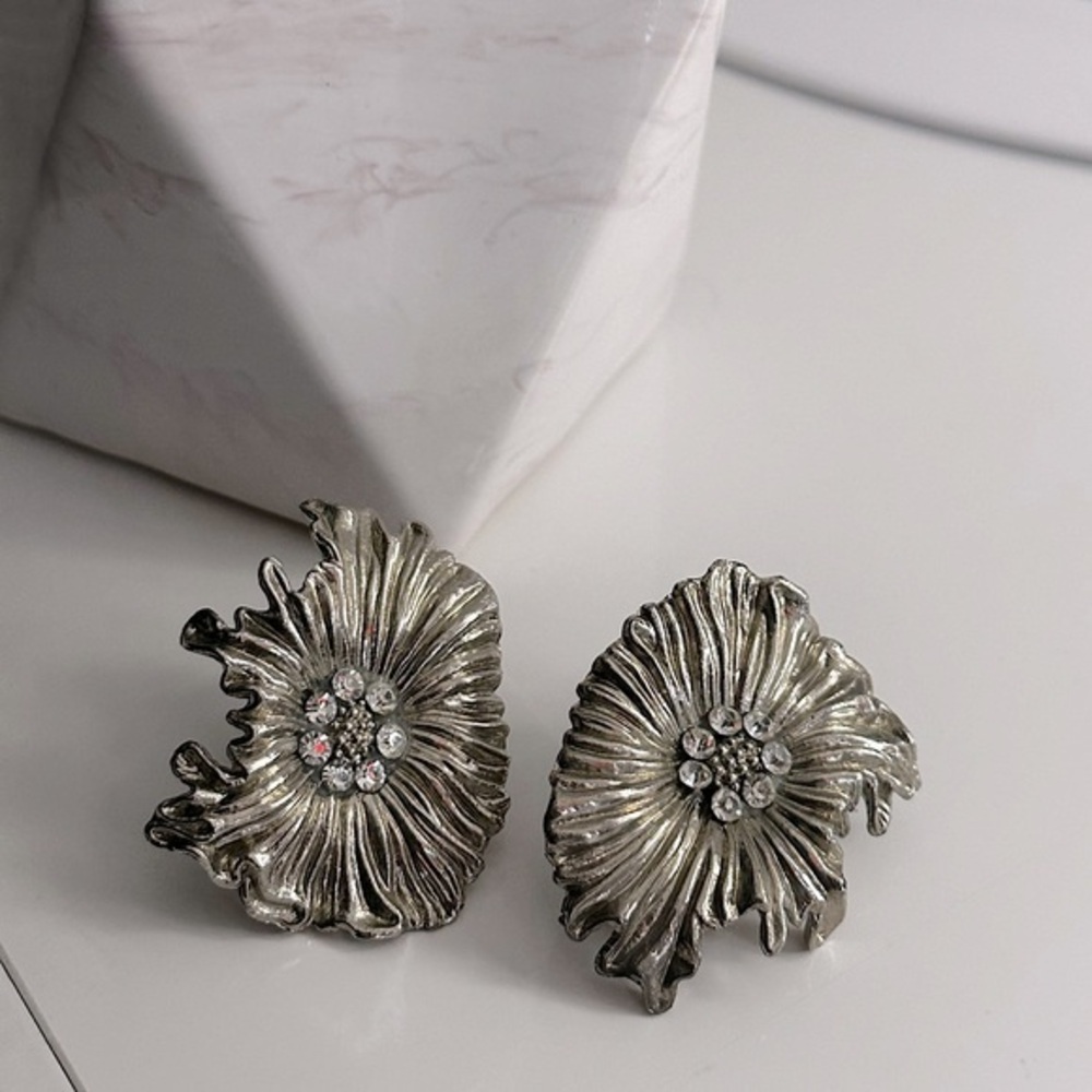 Awesome Runway Silver Floral Earring | Clip On | Vintage | Lightweight | EUC